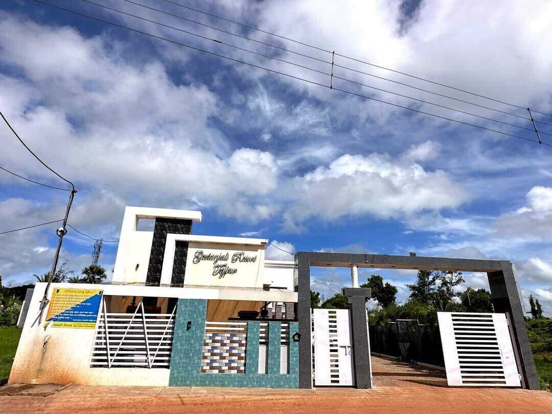 Un bâtiment sur lequel on peut lire l’inscription : « Bucanilla Resort, Punta Del Este ».