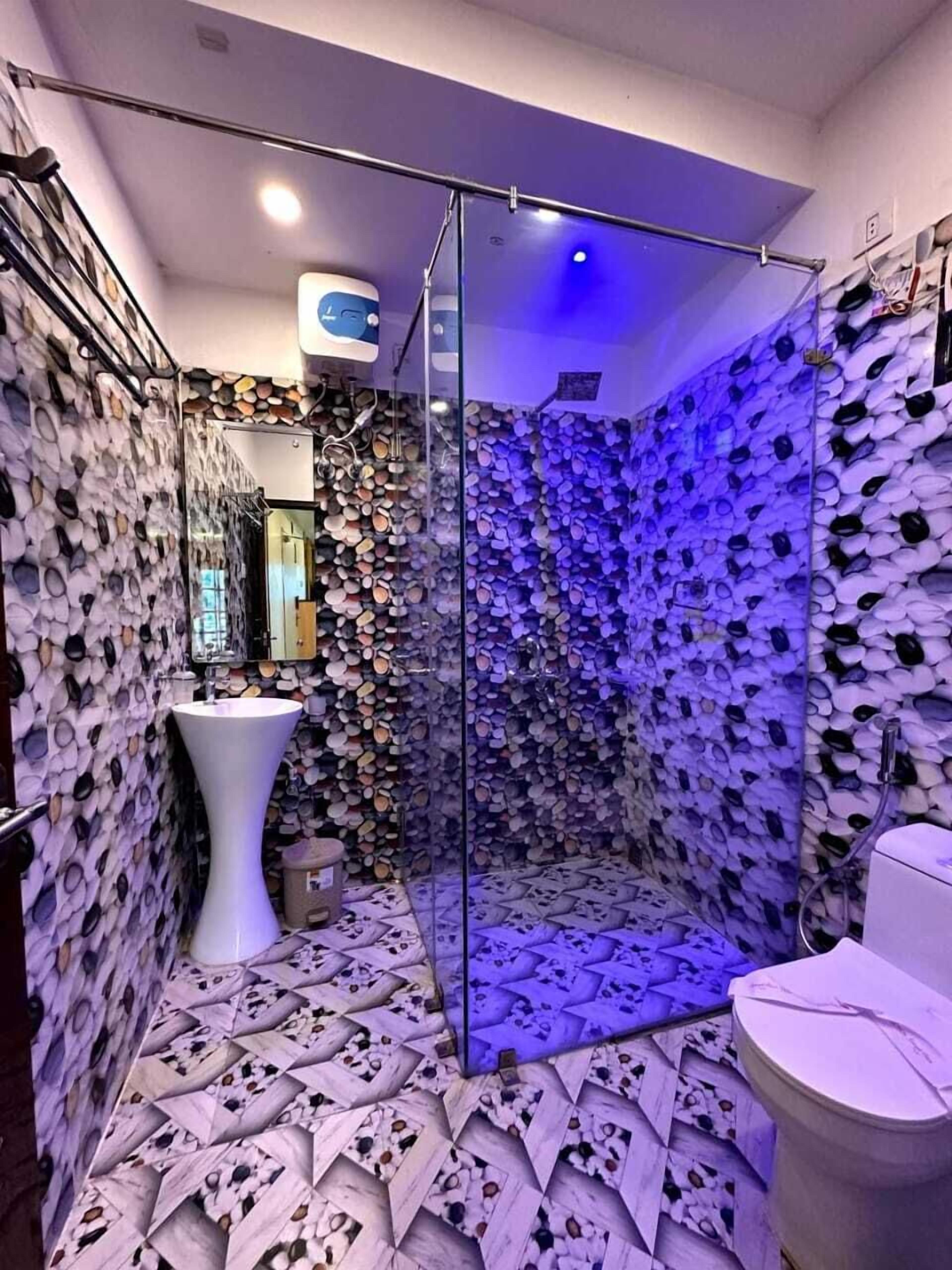 Superior Room | Bathroom | Shower, towels, soap, shampoo