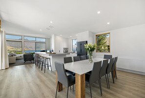 Panoramic House, Lake View | Dining room - WHAKATA ON WHITBOURN (Queenstown)