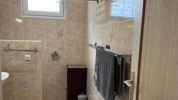 Douche, serviettes fournies, papier toilette