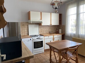 Een microgolfoven, een oven, een kookplaat, een vaatwasser