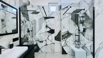 Cobertura superluxo | Banheiro | Chuveiro, secador de cabelo, bidê, toalhas de banho