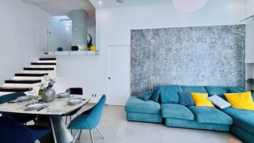 Penthouse Luxe | Coin séjour | Télévision LED de 32 pouces avec chaînes numériques