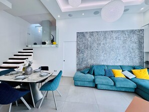 Lyxpenthouse | Vardagsrum | 32-tums LED-tv med digitalkanaler och smarta högtalare