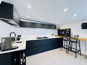 Luxury Penthouse | Private kitchen | Fridge, microwave, oven, stovetop - YourHome - AC Luxury House (Meta)