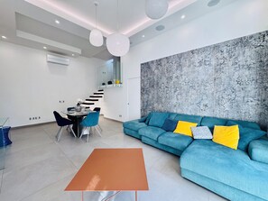 Attico Luxury | Area soggiorno | TV LED 32 pollici con canali digitali, altoparlanti intelligenti