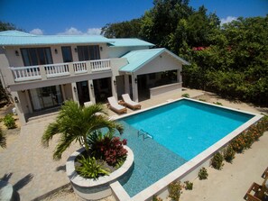 4 bedrooms - Large Oceanfront Villa With Pool Close to Village (Placencia)