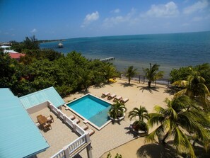 4 bedrooms - Large Oceanfront Villa With Pool Close to Village (Placencia)