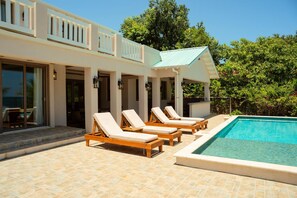 Villa | 4 bedrooms - Large Oceanfront Villa With Pool Close to Village (Placencia)