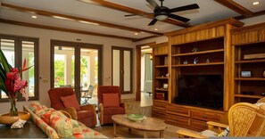 Villa | 4 bedrooms - Large Oceanfront Villa With Pool Close to Village (Placencia)