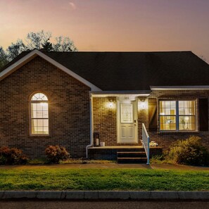 Apartment - 1 Mile to Pkwy Pets Hot Tub Creekside Porch (Pigeon Forge)