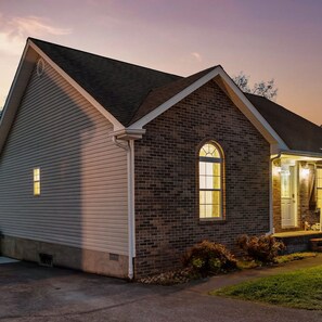 2 bedrooms - 1 Mile to Pkwy Pets Hot Tub Creekside Porch (Pigeon Forge)