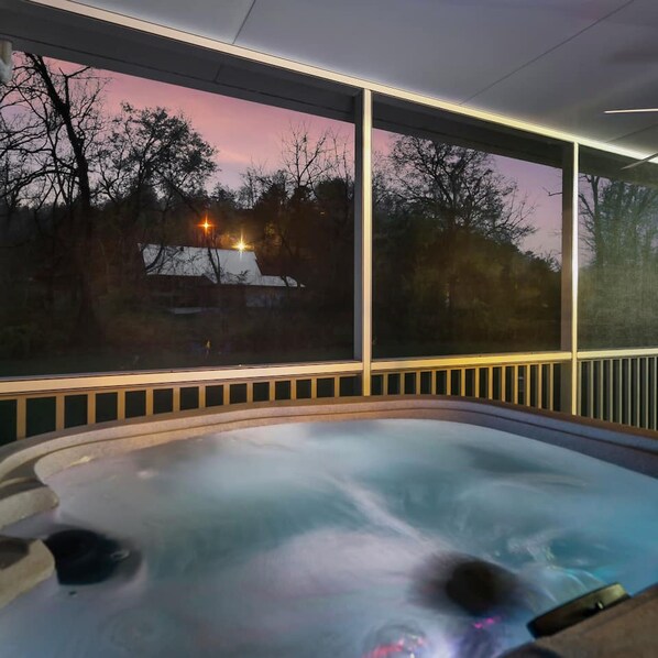 2 bedrooms - 1 Mile to Pkwy Pets Hot Tub Creekside Porch (Pigeon Forge)