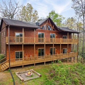 Apartment | 4 bedrooms - Beautiful Mtn Views Hot Tub Games 3 King Suite (Sevierville)
