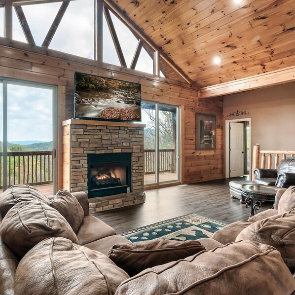 Apartment | 4 bedrooms - Beautiful Mtn Views Hot Tub Games 3 King Suite (Sevierville)