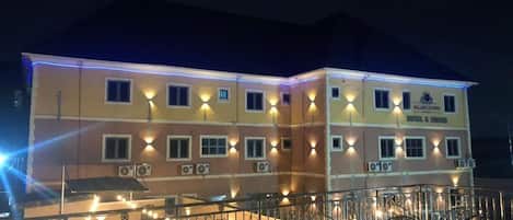 Vista frontal de la propiedad