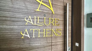 Pared de madera con un logotipo y el texto "A FAILURE ATHENS".