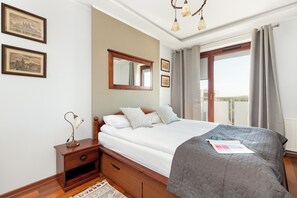 2 bedrooms, individually decorated, desk, laptop workspace - Traditional Gdansk Apartment by Renters (Gdansk)