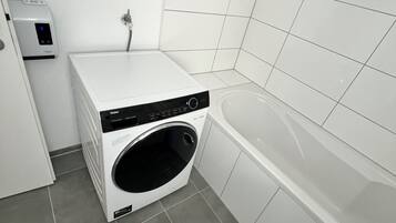 Haartrockner, Handtücher, Toilettenpapier