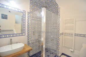 Huis | Badkamer | Een douche, een haardroger, handdoeken
