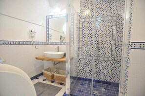 Hus | Bad | Dusj, hårføner og håndklær