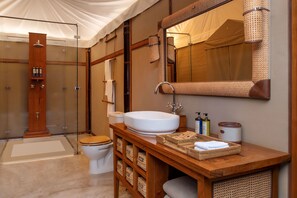 Emiri Villa | Phòng tắm | Máy sấy tóc, áo choàng tắm, dép đi trong nhà, khăn tắm