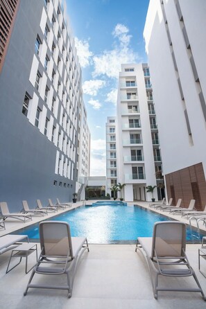 Outdoor pool, sun loungers - Sama Hotels (Dakar)
