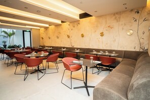 2 restaurants, breakfast, lunch served; local and international cuisine