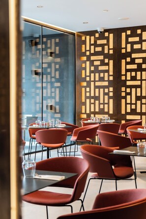 2 restaurants, spécialités Cuisine locale et internationale