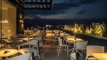 2 restaurants servant le petit déjeuner, le déjeuner et le dîner