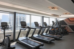 Fitness facility - Luxury Designer Penthouse West |Pool| Gold Coast (Chicago)