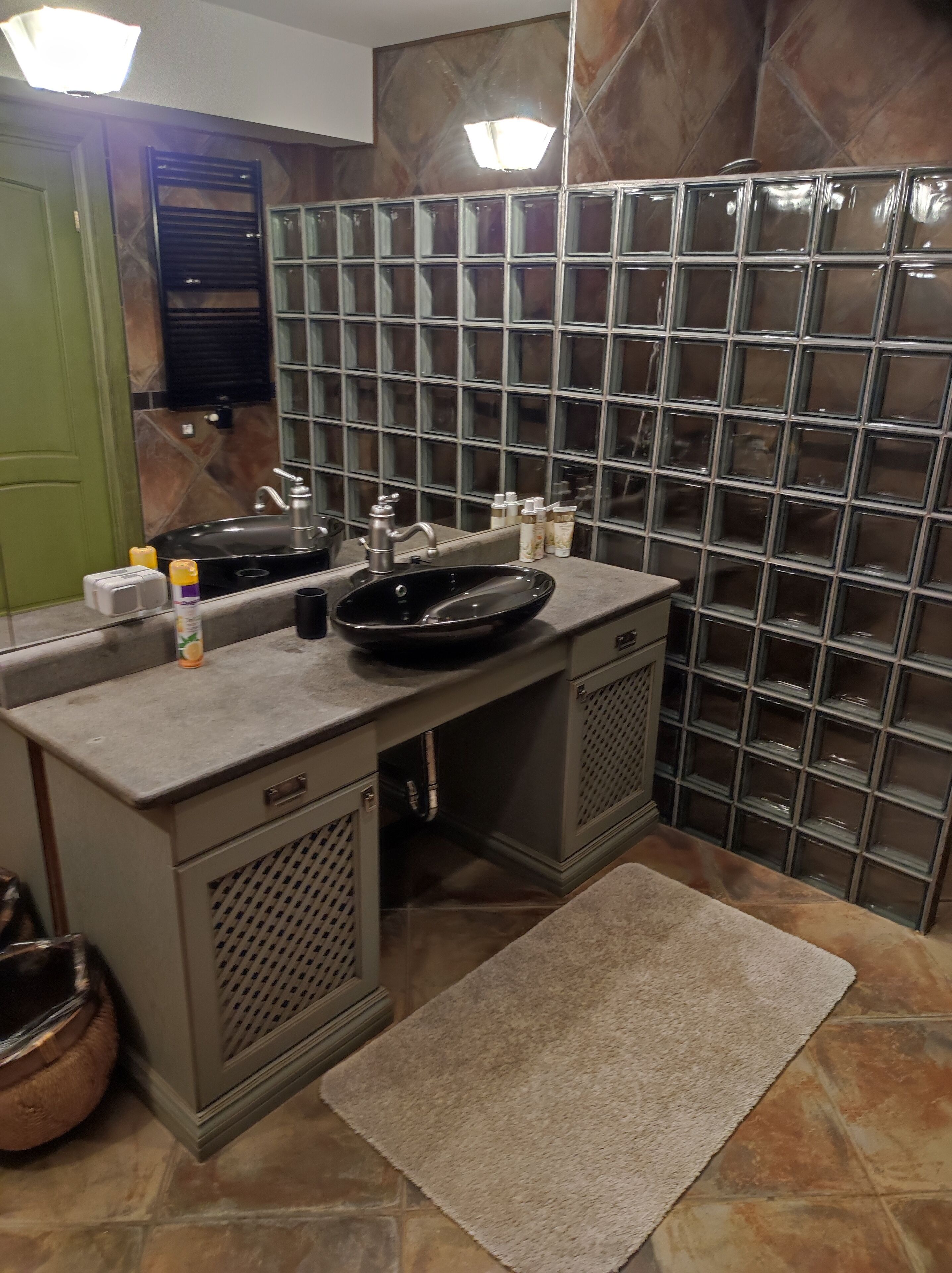 Dusche, kostenlose Toilettenartikel, Haartrockner, Handtücher