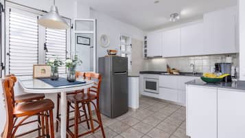 Een koelkast, een magnetron, een vaatwasser