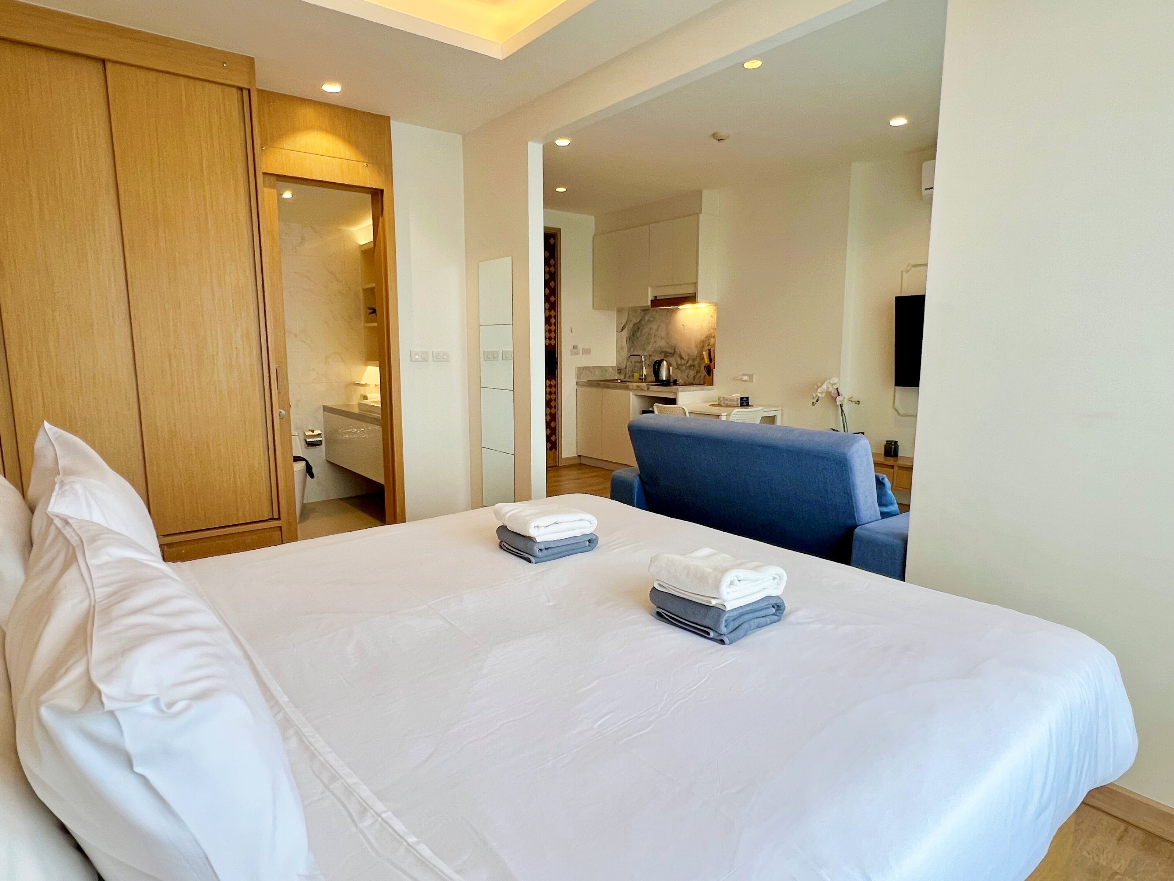 In-room safe, soundproofing, free WiFi, bed sheets