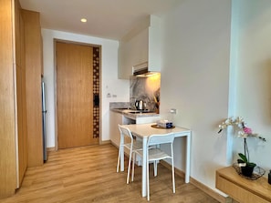Fridge, stovetop, electric kettle, toaster - Aristo 2 Phuket by RESAVA (Choeng Thale)