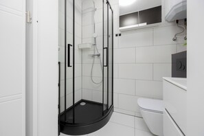 Apartment, 2 Schlafzimmer, Balkon | Badezimmer | Dusche, kostenlose Toilettenartikel, Handtücher, Seife