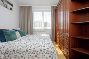 Apartment, 2 Schlafzimmer, Balkon | 2 Schlafzimmer, Schreibtisch, laptopgeeigneter Arbeitsplatz, Bettwäsche