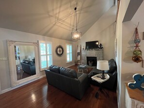 Smart TV, chimenea, videojuegos y futbolito 