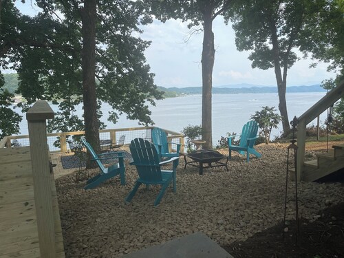 Charming 3-bedroom house on Douglas Lake close to Dandridge & Pigeon Forge!