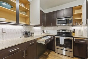 Geladeira, micro-ondas, fogão, cooktop