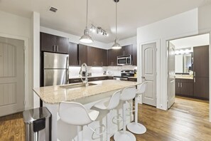 Køleskab, mikrobølgeovn, ovn, kogeplade