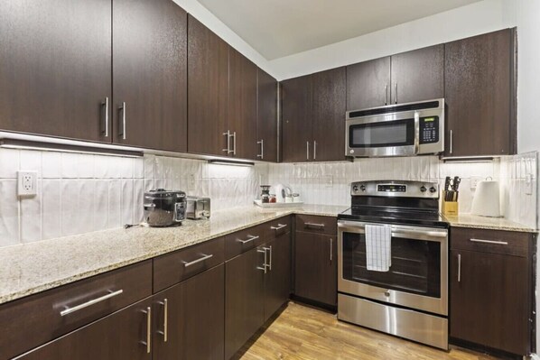 Réfrigérateur, micro-ondes, four, plaque de cuisson