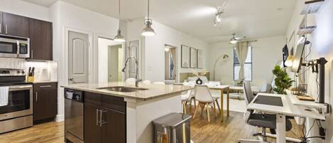 Jääkaappi, mikroaaltouuni, uuni, liesi