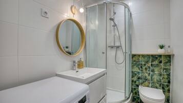 Douche, serviettes fournies, savon, shampoing