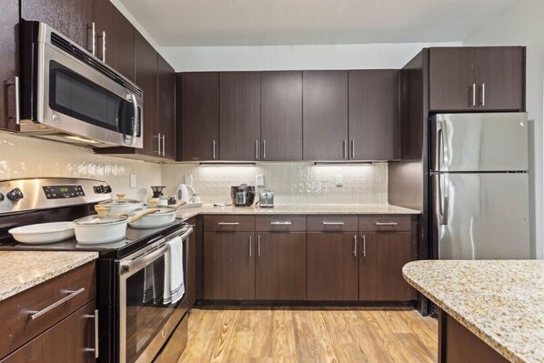 Køleskab, mikrobølgeovn, ovn, kogeplade