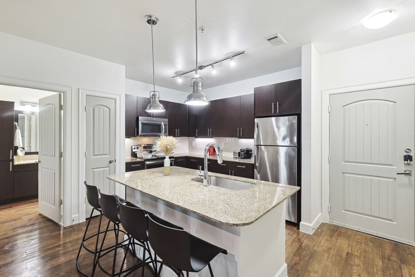 冷蔵庫、電子レンジ、オーブン、コンロ