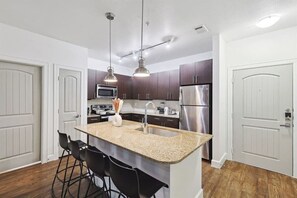 Fridge, microwave, oven, stovetop - Chic and Stylish 2B near Legacy West  Wi-Fi, Fitne (Frisco)