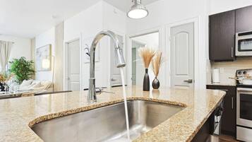 Geladeira, micro-ondas, fogão, cooktop