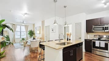 Geladeira, micro-ondas, fogão, cooktop