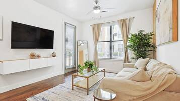 Fernseher, Tischtennisplatte